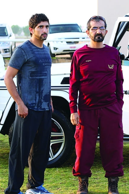 "محمد بن راشد وحمدان بن محمد يتابعان السباق في سيح السلم"