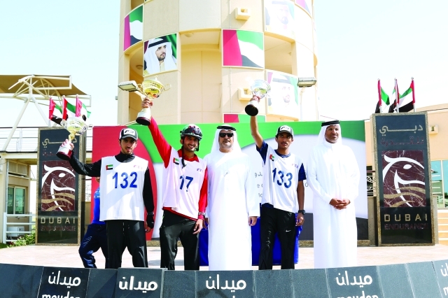 "البطل والوصيف والثالث يرفعون كؤوس الفوز عقب التتويج"