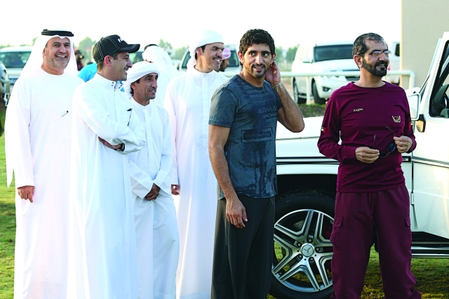 "محمد بن راشد وحمدان بن محمد خلال متابعتهما السباق"