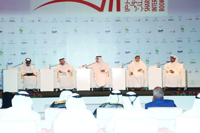 "حبيب الصايغ ومحمد يوسف وظاعن شاهين وسامي الريامي ومحمد الحمادي أثناء ندوة «النشر الصحافي»"