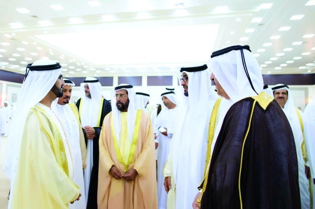 "محمد بن راشد متحدثا إلى حميد النعيمي وسعود المعلا ومحمد بن زايد وسلطان بن محمد بن سلطان وطحنون بن محمد"