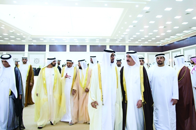 "محمد بن راشد والحكام ومحمد بن زايد لدى حضورهم الحفل"
