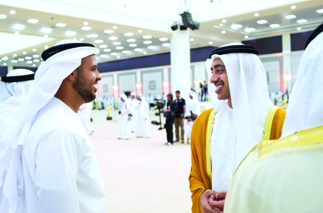 "عبد الله بن زايد يستمع إلى ذياب بن محمد بن زايد"