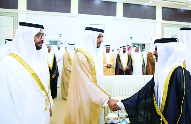 "حمدان بن محمد يهنىء أحد العرسان بحضور حمدان بن زايد"
