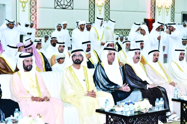 "محمد بن راشد وحميد النعيمي وحمد الشرقي وسعود المعلا وسعود بن صقر وطحنون بن محمد خلال الحفل \tتصوير- محمد هشام ووام"