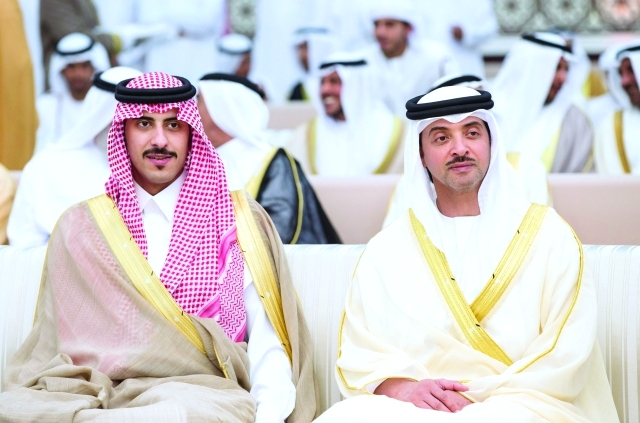 "هزاع بن زايد وأحد الضيوف"