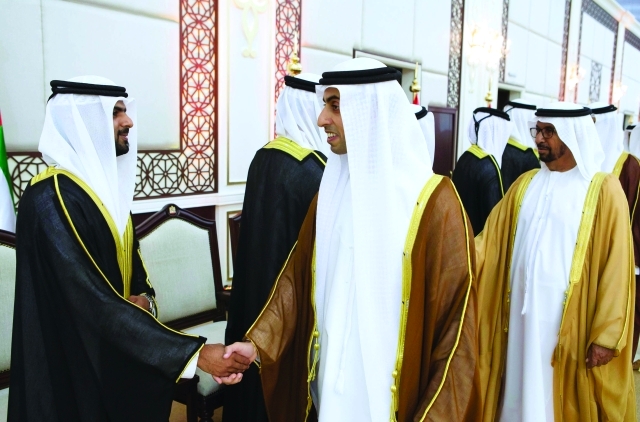 "خالد بن زايد يبارك للعرسان"