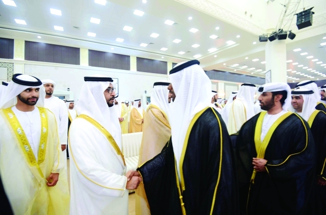 "..وسموه يصافح العرسان بحضور منصور بن محمد"