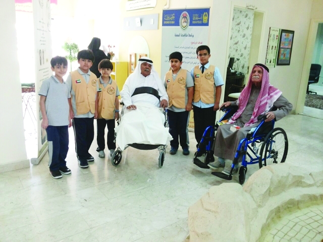 "متطوعون لدى زيارتهم المسنين"