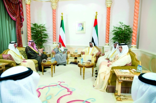 "صورة 2 محمد بن راشد ومحمد بن زايد لدى استقبالهما أمير الكويت بحضور هزاع وسيف ومنصور بن زايد وصباح الخالد الحمد الصباح"