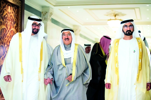 "محمد بن راشد ومحمد بن زايد لدى استقبالهما أمير الكويت في أبوظبي\t\t تصويرـــ خليفة اليوسف ووام"