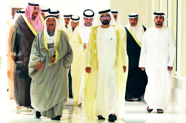 "محمد بن راشد خلال الاستقبال بحضور هزاع بن زايد وسلطان السبوسي"