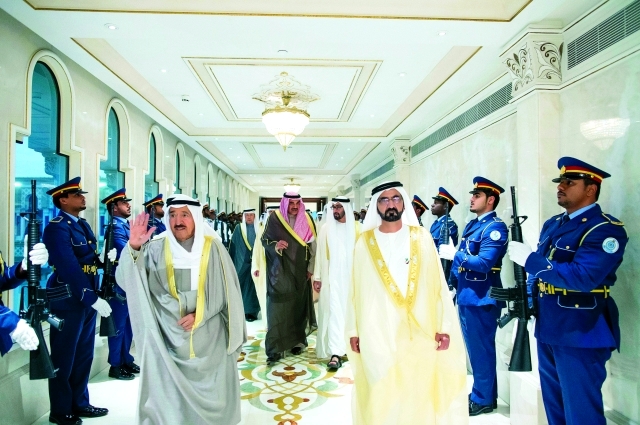 "محمد بن راشد ومحمد بن زايد لدى استقبالهما أمير الكويت يرافقه صباح الخالد الحمد الصباح ومسؤولون \t\t\t وام"
