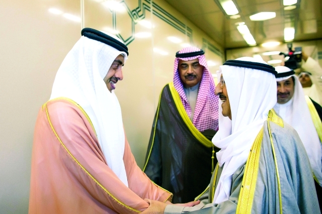 "عبدالله بن زايد يصافح أمير الكويت"