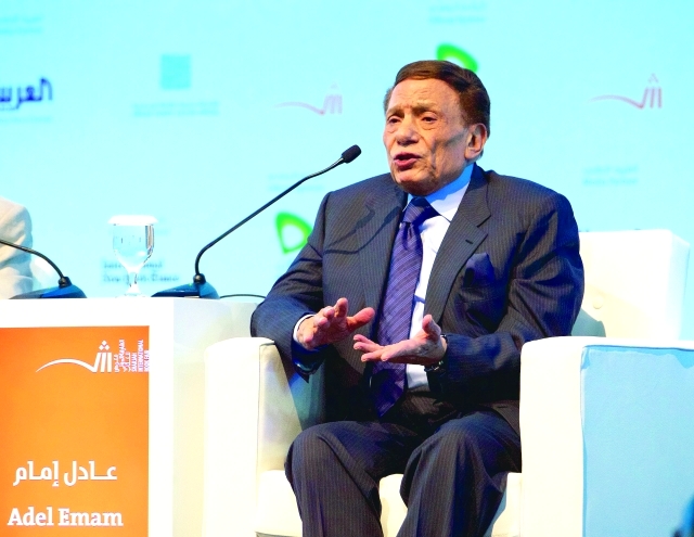 "عادل إمام يتحدث في الندوة"