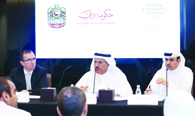 "سلطان المنصوري وسامي القمزي  وآسبن بارث خلال المؤتمر الصحافي بمناسبة انطلاق قمة مجالس الأجندة العالمية\tالبيان"