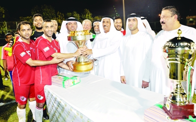 "سيف الهاملي يسلم كأس البطولة لكابتن شرطة العاصمة عادل حبوش البيان"