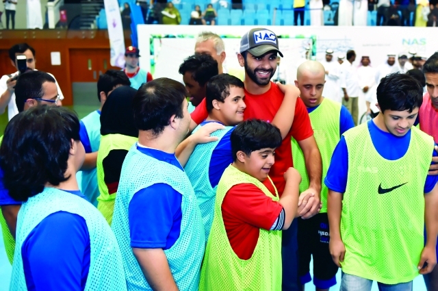 "منصور بن محمد يشارك الأطفال فرحتهم"