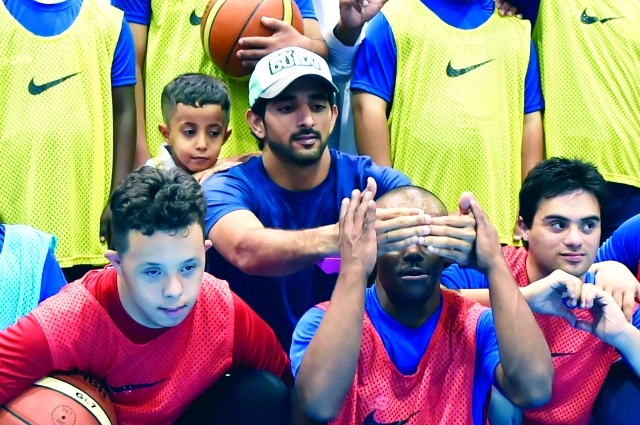 "مداعبة جميلة من حمدان بن محمد للأطفال"