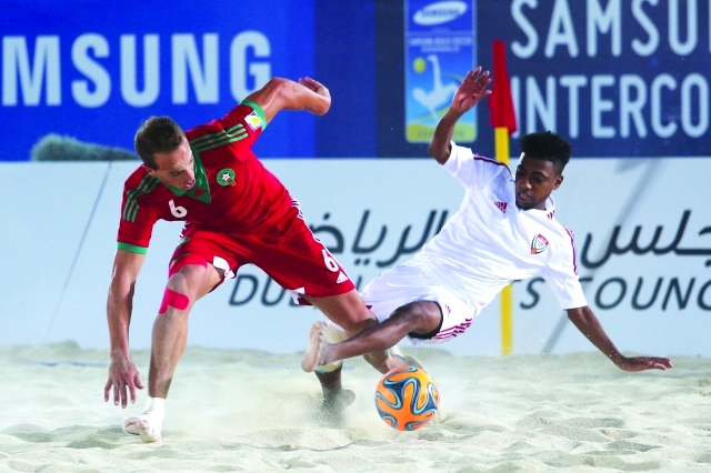 "صراع على الكرة في مباراة المنتخب والمغرب تصوير - عبدالحنّان مصطفى"