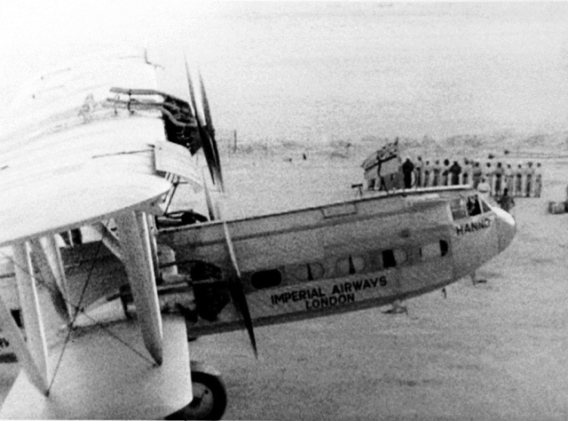 "خلال هبوط الطائرة الاولى بمطار المحطة في الشارقة في عام 1932 من المصدر"
