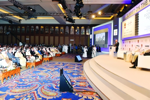 "محمد بن راشد يتابع الجلسة الافتتاحية للقمة بحضور حمدان بن محمد وأحمد بن سعيد وعدد من المسؤولين والمشاركين"