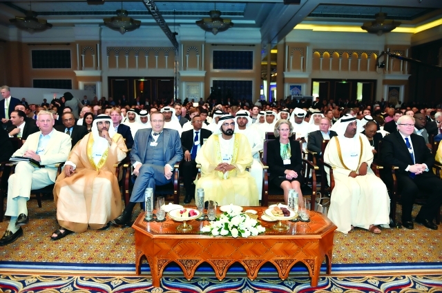 "محمد بن راشد يستمع إلى إحدى مداخلات القمة بحضور حمدان بن محمد وأحمد بن سعيد"