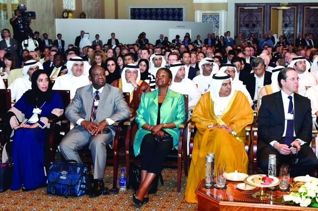 "عبيد الطاير ومنى المري وعدد من الحضور"