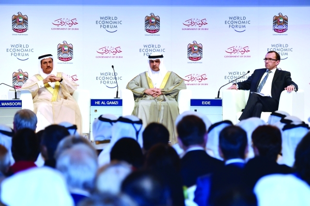 "سلطان المنصوري وسامي القمزي وآسبن براث خلال الجلسة الافتتاحية للقمة"