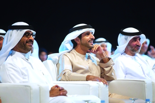 "حمدان يتابع فعاليات الأمسية باهتمام وتفاعل"