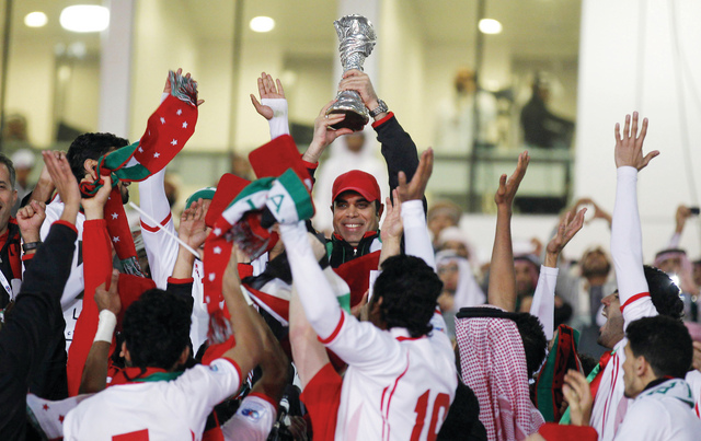 "الجماهير تنتظر عودة المنتخب بالكأس\t البيان"