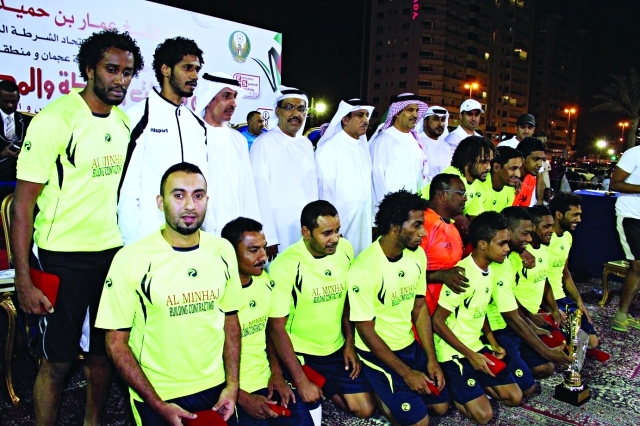 "فريق المنهاج مع كأس البطولة البيان"
