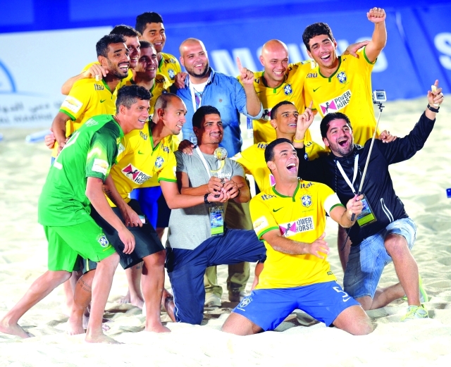 "منتخب البرازيل يحتفل بالكأس"