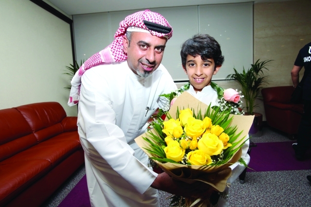 "احمد عبد المنعم الختال يسلم والده باقة ورد"