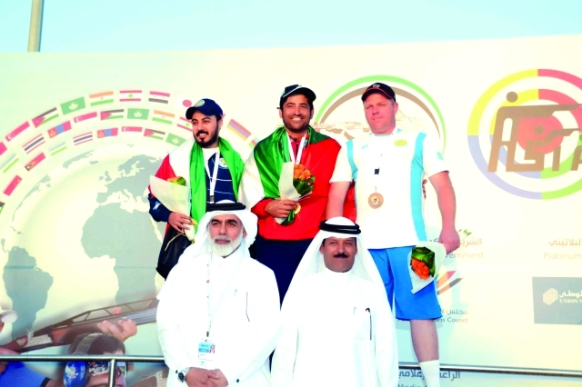 "بطلنا الذهبي سيف بن فطيس على منصة التتويج\t\t البيان"