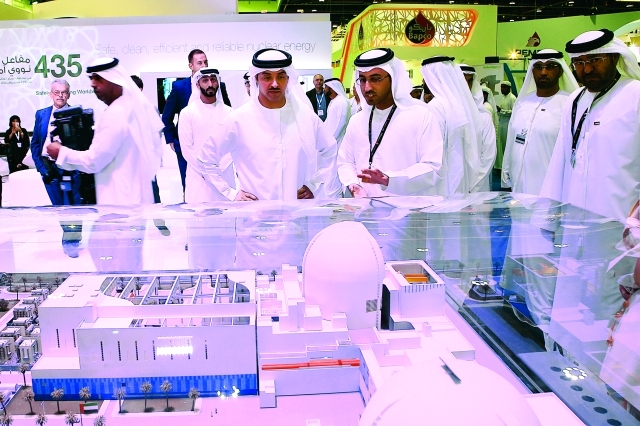 "هزاع بن زايد يتفقد جناح مؤسسة الإمارات للطاقة النووية بحضور ضيوف الدولة تصوير - مجدي اسكندر"