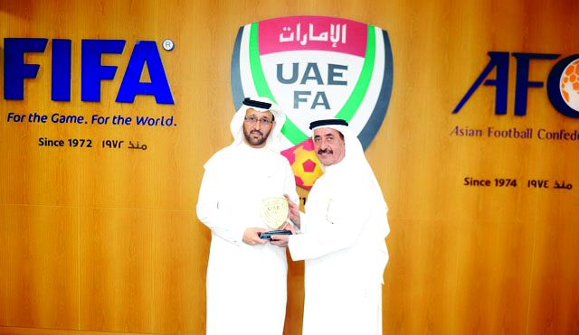 "حشر مكتوم آل مكتوم يتلقى درع الاتحاد من يوسف السركال البيان"