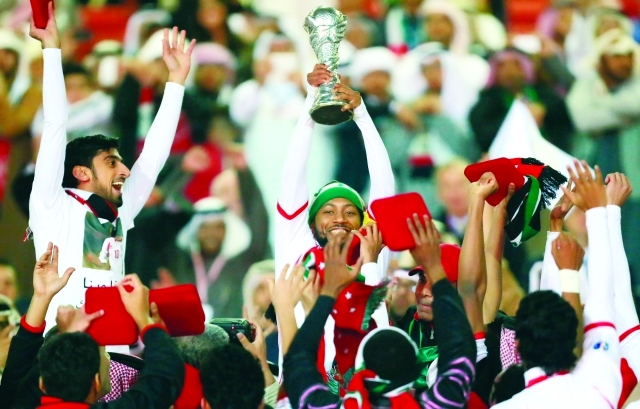 "نجوم الأبيض يحتفلون بكأس خليجي 21 أرشيفية"