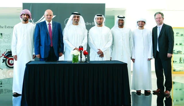 "عارف والمسؤولون واللاعبون بعد توقيع عقد الشراكة \t البيان"