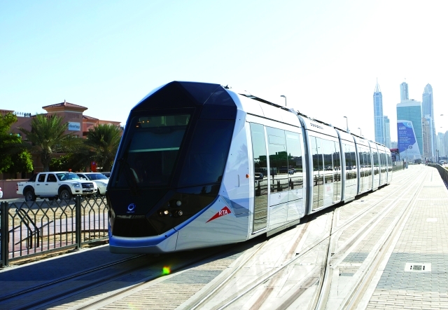 "ترام دبي أول مشروع ترام خارج أوروبا يعمل بنظام تغذية الكهرباء الأرضيتصوير ناصر المنصوري"