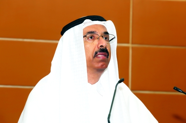 "المر يلقي كلمته في المنتدى"