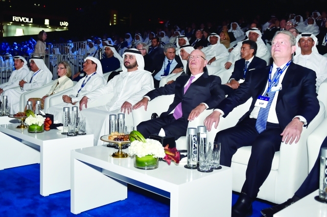 "مكتوم بن محمد يشهد الاحتفال بحضور رئيس أستونيا وسلطان المنصوري وكلاوس شواب وعيسى كاظم وعبد العزيز الغرير \t\tتصوير: محمد هشام"