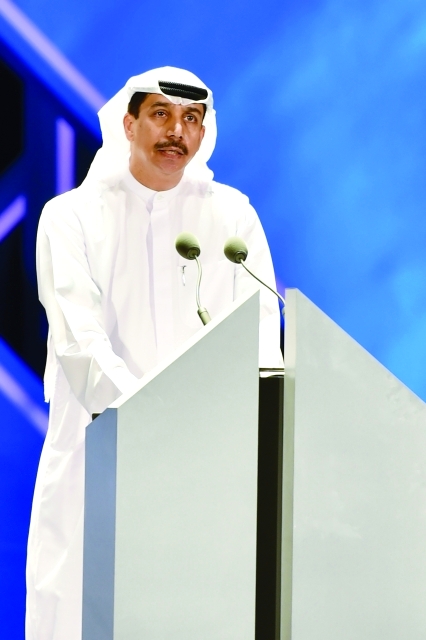"عيسى كاظم يلقي كلمته"