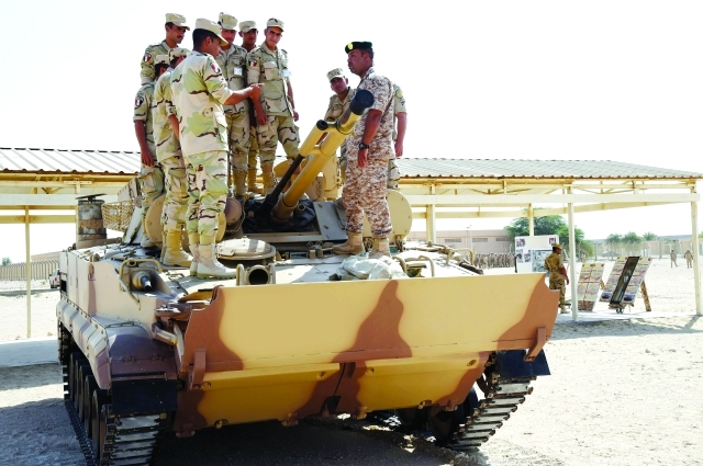 "جنود على إحدى الآليات خلال التمرين"