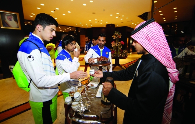 "المنتخب الكويتي لدى وصوله إلى مقر إقامته بالرياض تصوير - سالم خميس"