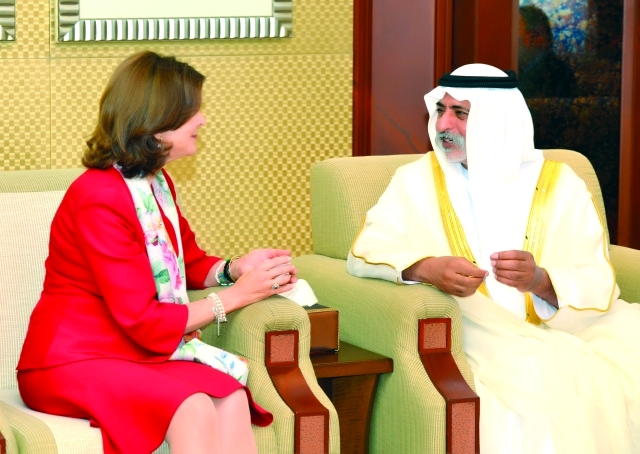 "نهيان بن مبارك متحدثاً إلى ملكة السويد\t وام"