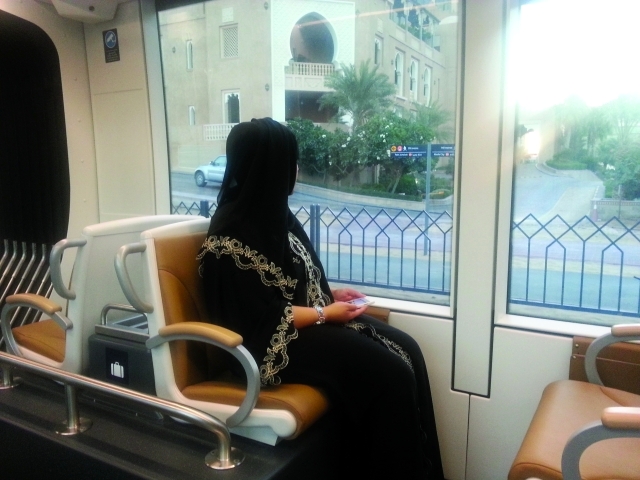 "موزة سالم عبيد أول مواطنة تتنقل عبر ترام دبيالبيان"