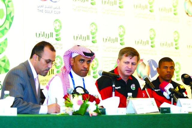 "سكوب يتحدث إلى الحضور في المؤتمر\tالبيان"