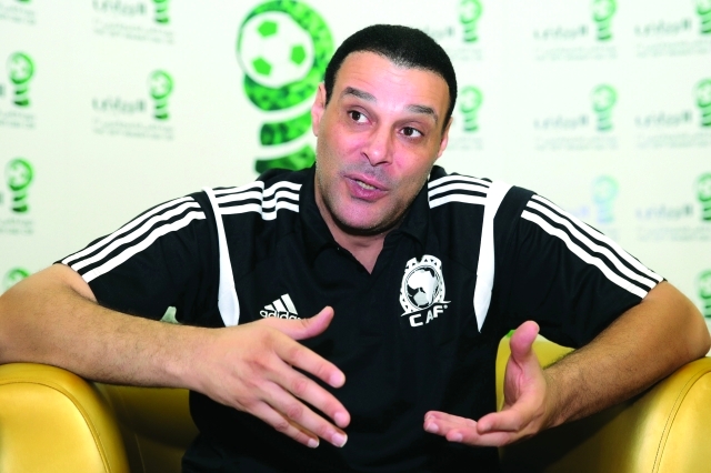 "عصام عبد الفتاح يتحدث لـ «البيان» تصوير- خالد نوفل"