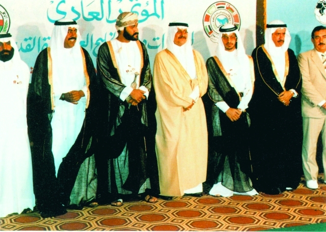 "صورة تاريخية تجمع حمدان بن زايد مع رموز دورة الخليج ::فهد الأحمد وعيسى بن راشد وهيثم بن طارق\t البيان"